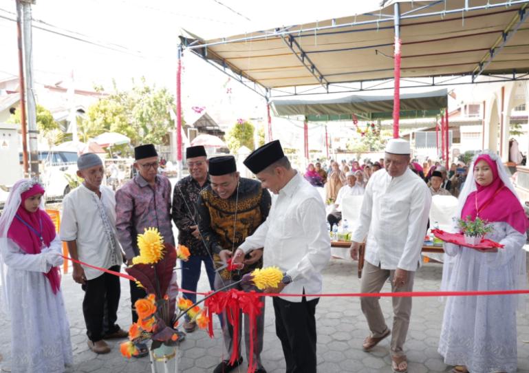 Ketua Sementara DPRD Sumbar, Evi Yandri gunting pita peresmian gedung baru TPQ Masjid Miftahul Jannah, Kompleks Polda Balai Baru, Minggu (1/6/2025). IST