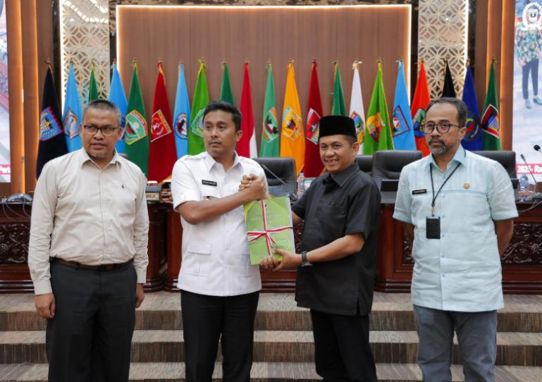 Ketua DPRD Sumbar sementara, Evi Yandri menerima nota pengantar pertanggungjawaban APBD Sumbar 2024 dari Wagub Vasco Ruseimy, di Padang, Jumat (13/6/2025). IST