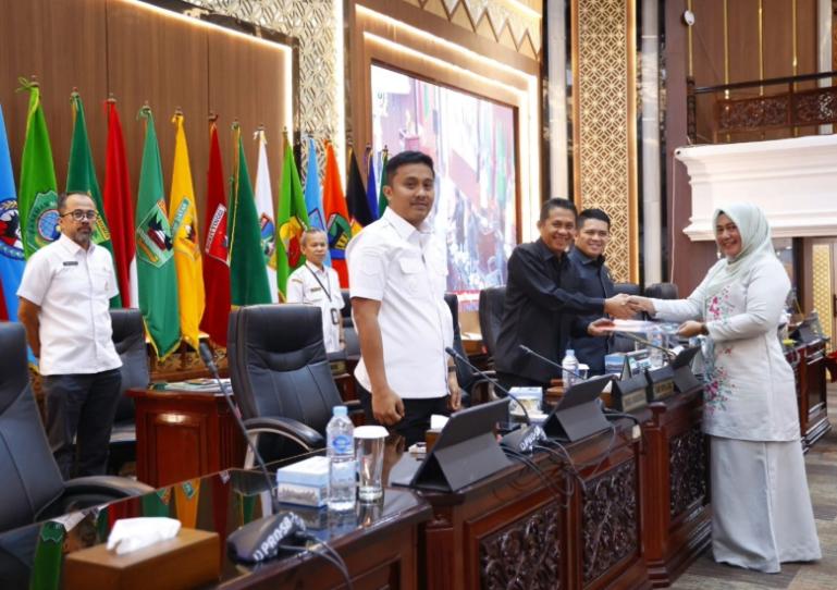 Ketua sementara DPRD Sumbar Evi Yandri Rajo Budiman menerima dokumen pandangan salah satu fraksi saat sidang paripurna, Rabu (28/5/2025).  IST