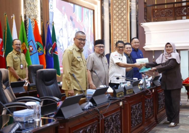 Wakil Ketua DPRD Sumbar Evi Yandri menerima hasil pandangan Fraksi NasDem yang disampaikan juru bicaranya Endarmy di ruang sidang utama DPRD Sumbar, Senin (16/6/2025). IST