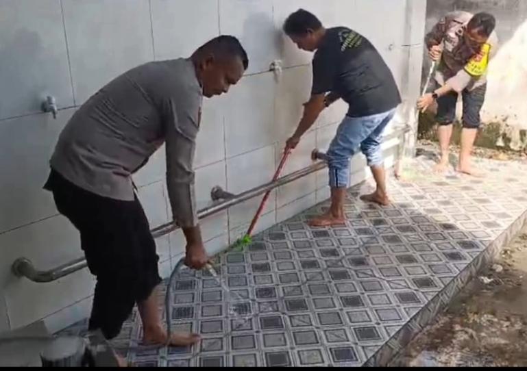 Personel dari Polsek Lubeg dan para Bhabinkamtibmas setempat membersihkan Masjid Raya Banuaran Nan XX, Senin siang (23/6/2025). IST