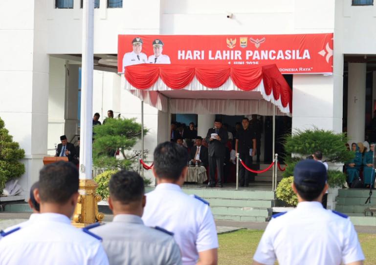 Wali Kota Pariaman, Yota Balad pimpin upacara peringatan Hari Lahir Pancasila Tahun 2025 yang diadakan di Halaman Balaikota Pariaman, Senin (2/6/2025). IST