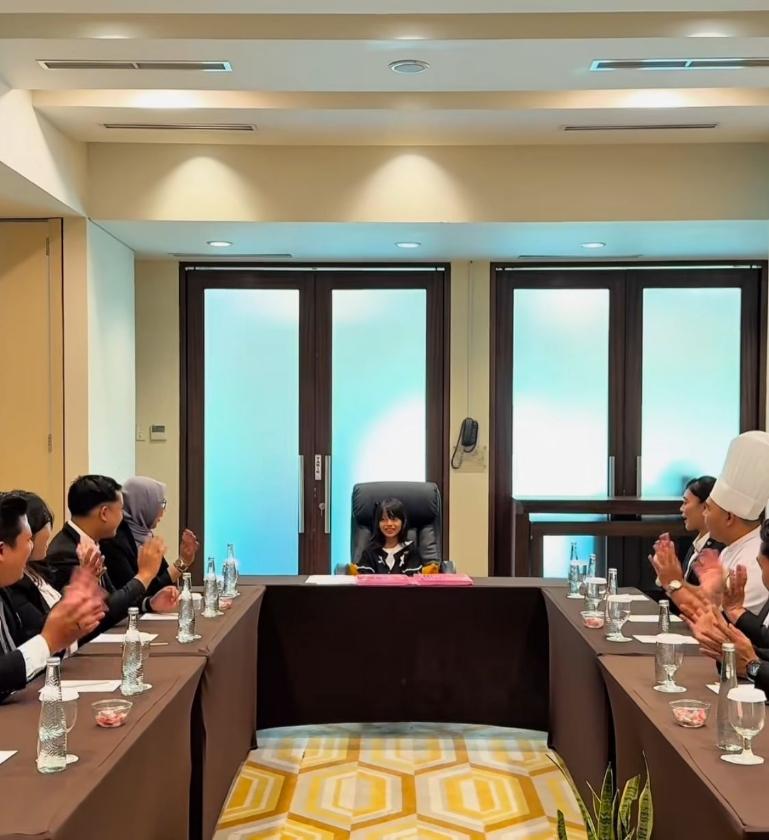 Hotel Santika Premiere Padang menghadirkan program edukatif GM For a Day. IST