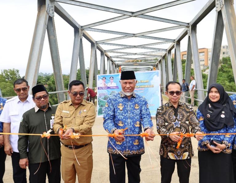 Gubernur Sumbar Mahyeldi bersama Rektor Unand Eva Yonnedi PhD resmikan jembatan jembatan Rumah Sakit Unand di Kecamatan Pauh, Kota Padang, Kamis (17/6/2025). IST