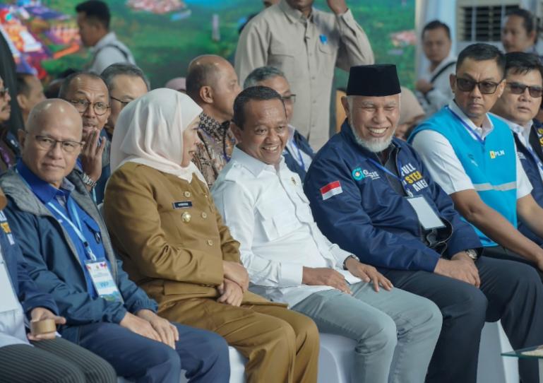 Gubernur Sumbar, Mahyeldi bersama Menteri Energi dan Sumber Daya Mineral, Bahlil Lahadalia; Gubernur Jawa Timur, Khofifah Indar Parawansa; Bupati Bondowoso dan lainnya saat peresmian proyek pembangkit EBT oleh  Presiden Prabowo Subianto, di PLTP Ijen, Desa Kalianyar, Kecamatan Ijen, Bondowoso, Jawa Timur, Kamis (26/6/2025). IST
