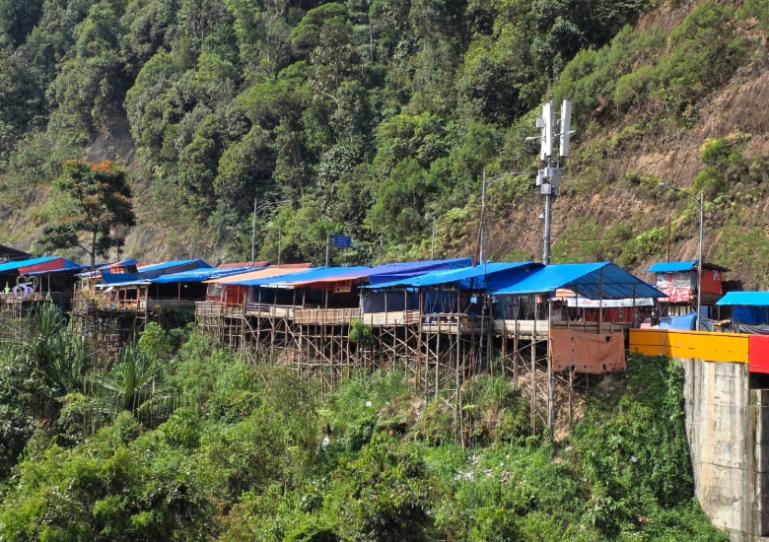 Deretan lapak pedagang yang muncul di sepanjang jalan menuju jembatan Kelok 9, Kabupaten Limapuluh Kota. IST
