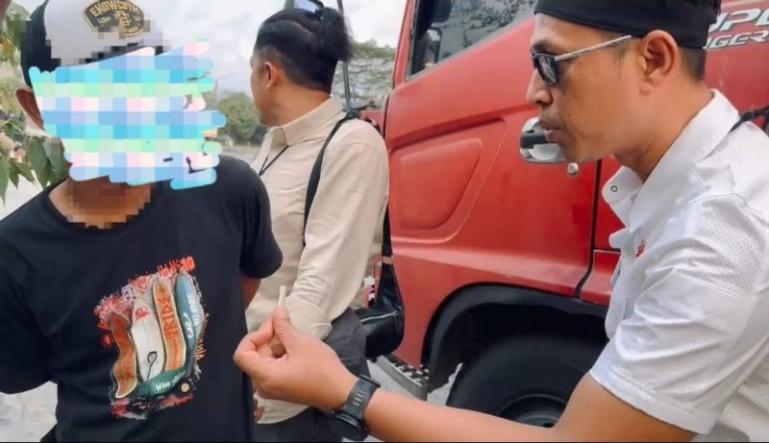 Salah seorang terduga pengedar sabu saat ditangkap tim gabungan Polres Padang dan K-9 Polda Sumbar, di Luki, Padang, Rabu (4/6/2025). IST