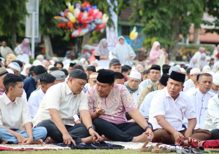 Wali Kota Yota Balad dan Wakil Wali Kota Mulyadi mengikuti salat Idul Adha di Lapangan Merdeka Pariaman, Jumat pagi (6/6/2025). IST