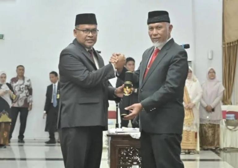 Arry Yuswandi saat dilantik Gubernur Sumbar Mahyeldi Ansharullah menjadi Sekretaris Provinsi (Sekprov) Sumbar yang definitif, Jumat (13/6/2025). IST