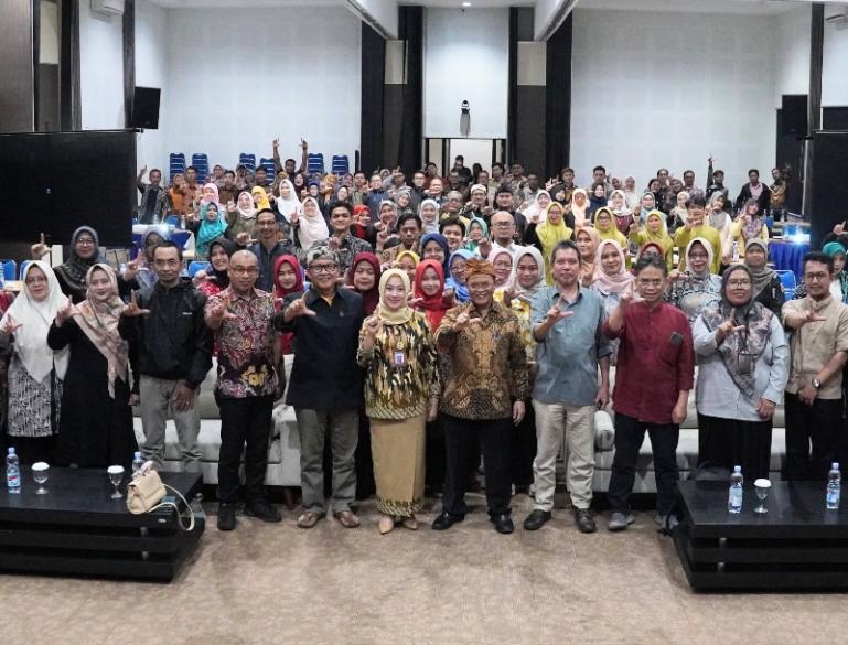 Kepala Badan Bahasa, Hafidz Muksin meninjau pelaksanaan pelatihan Guru Utama Revitalisasi Bahasa Daerah (RBD) jenjang SD dan SMP se Jawa Barat di Lembang, Jawa Barat, pada Jumat (20/6/2025). IST