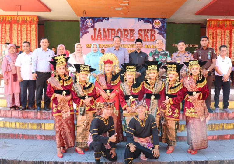 Wali Kota Pariaman, Yota Balad bersama Forkopimda setempat foto bersama seusai pembukaan ambore Sanggar Kegiatan Belajar 2025 tingkat Sumbar, di Kota Pariaman, Senin (2/6/2025). IST