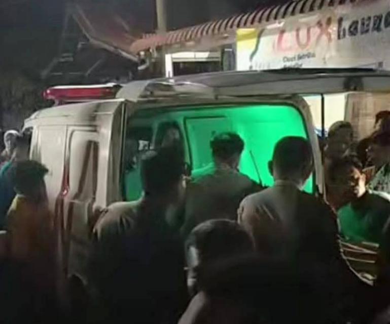Foto korban yang akan dibawa ambulance menuju RS Bhayangkara, Minggu malam (29/6/2025). IST