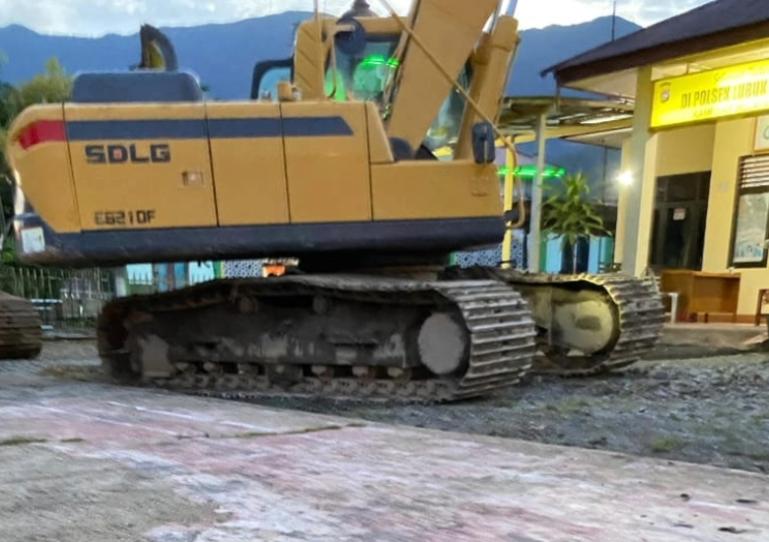 Barang Bukti berupa excavator ditahan Ditreskrimsus Polda Sumbar berada Polsek Lubuk Sikaping, Polres Pasaman. IST