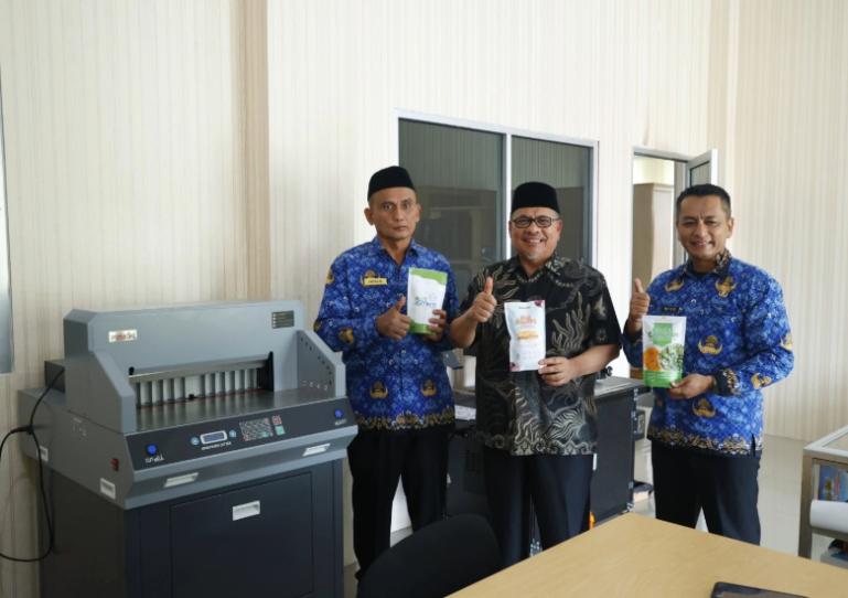Ketua DPRD Sumbar, Muhidi didampingi Kepala Dinas Koperasi dan UMKM Sumbar, Hendrizal memperlihatkan produk UMKM lokal siap ekpor yang sudah dikemas secara baik, di Padang, Selasa (17/6/2025). IST
