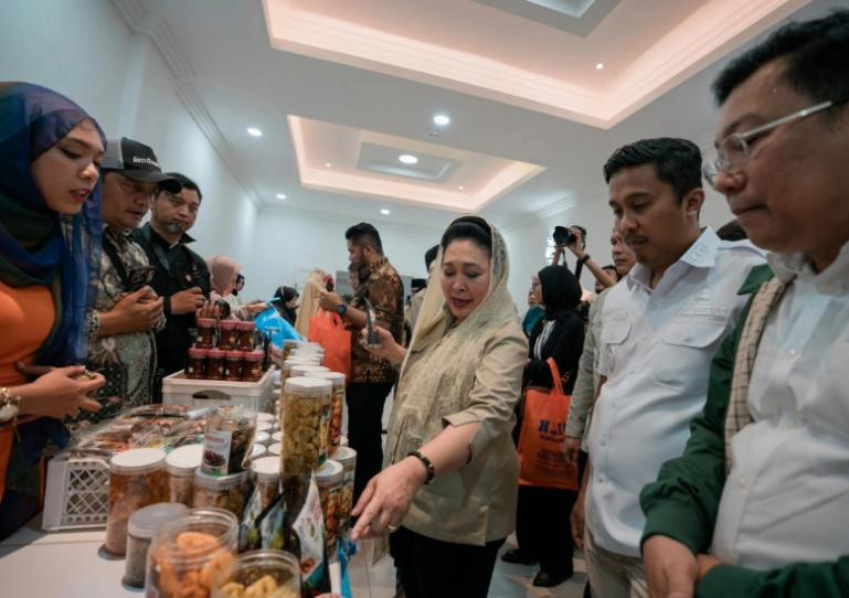 Wagub Sumbar, Vasko Ruseimy dampingi Ketua Komisi IV DPR RI Titiek Soeharto melihat-lihat hasil produk dari salah satu UMKM pada Expo KUPS di Lembah Harau, Jumat (20/6/2025). IST