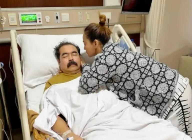 Inul Daratista melihat suaminya, Adam Suseno masih terbaring di rumah sakit usai menjalani operasi kemarin. IST