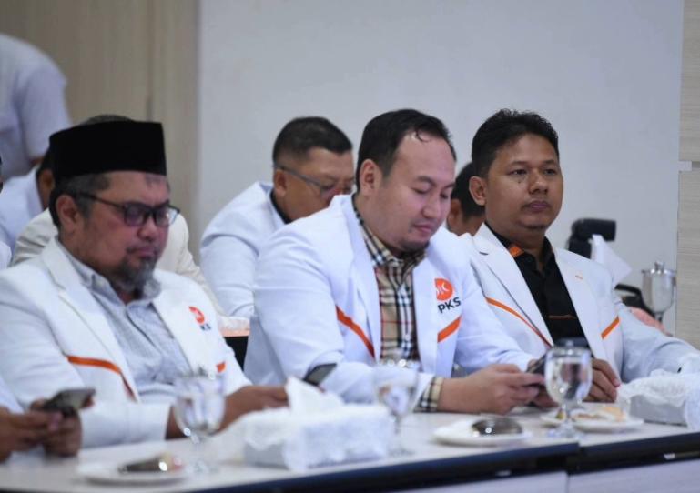 Anggota DPR RI asal Sumbarm Rahmat Saleh (tengah) mengikuti rapat di DPP PKS. Ia ditunjuk menjadi Wasekjen  Bidang Organisasi, Administrasi, dan Literasi Kepartaian DPP PKS periode 2025--2030, kemarin. IST