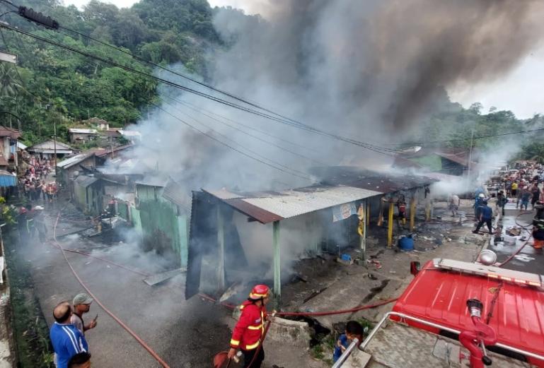 Petugas Damkar Kota Padang lakukan pemadaman api yang membakar lima unit bangunan di Kelurahan Gates, Sabtu (28/6/2025). IST