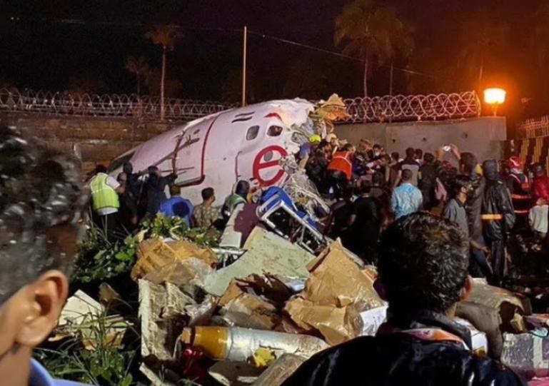 Petugas media dan lainnya saat melakukan evakuasi korban dari puing-puing badan pesawat Air India yang jatuh, Kamis (12/6/2025). IST