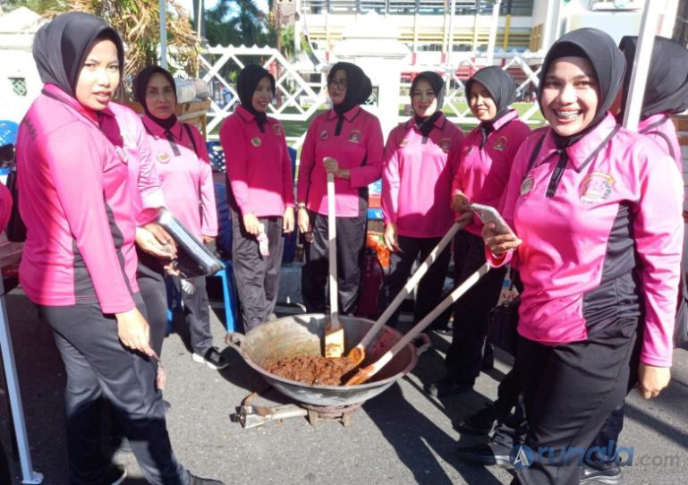 Sebagai anggota Bhayangkari jajaran Polda Sumbar sedang memasak rendang daging dalam kegiatan 