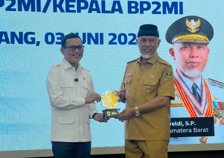 Gubernur Sumbar, Mahyeldi Ansharullah serahkan cendera mata kepada Menteri P2MI/Kepala BP2MI RI, Abdul Kadir Karding, saat hadir di Auditorium Istana Gubernur Sumbar, Selasa (3/6/2025). IST