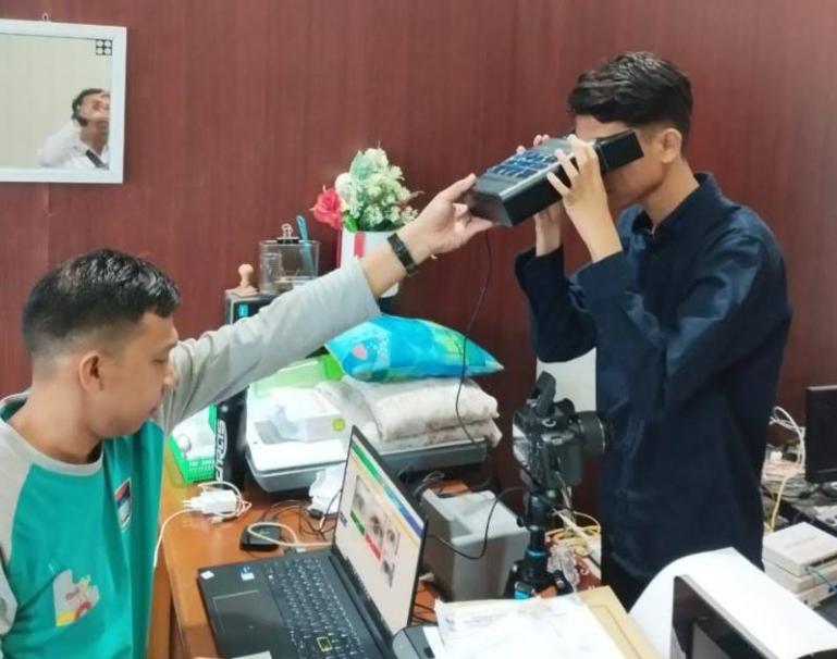 Seorang warga melakukan perekaman retina mata untuk pengurus e KTP di Kantor Camat Lubeg, Rabu siang (25/6/2025). IST