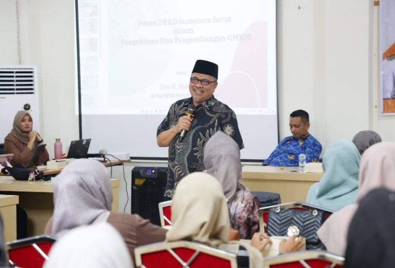 Ketua DPRD Sumbar, Muhidi berikan paparan menyangkut pola peningkatan kapasitas bagi pelaku UMKM di Kota Padang, Selasa (17/6/2025). IST