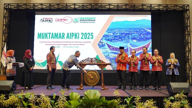 Pemukulan gong oleh Dirjen Dikti Kemendiktisaintek Prof. Dr. Khairul Munadi, S.T, M.Eng pertanda dimulainya Muktamar AIPKI 2025 di The ZHM Premiere Hotel Padang, Jumat (27/6). IST