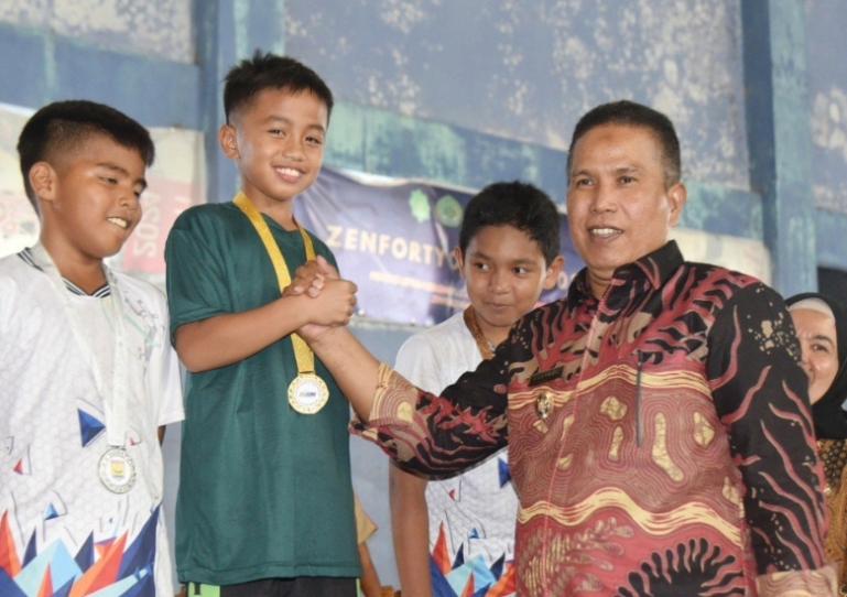 Wawako Pariaman, Mulyadi, beri selamat kepada para juara dalam pelaksanaan O2SN dan GSI 2025 tingkat Kota Pariaman, Kamis sore (19/6/2025). IST