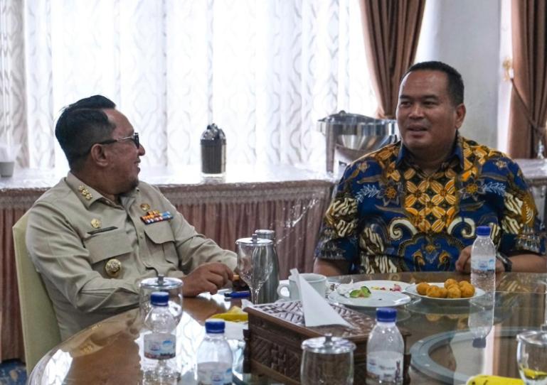 Wali Kota Pariaman, Yota Balad bersama Bupati Tanahdatar, Eka Putra bincang ringan membahas peluang kerja sama antar dua daerah ini di rumah dinas Bupati Tanahdatar, Kamis (19/6/2025). IST