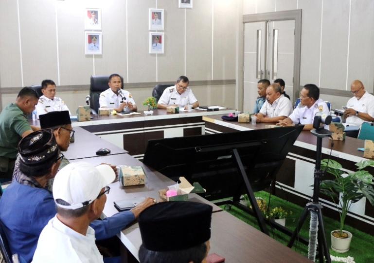 Wakil Wali Kota Pariaman, Mulyadi didampingi Asisten II Elfis Candra pimpin rapat pematangan teknis pelaksanaan iven Pesona Budaya Hoyak Tabuik 2025, Rabu (11/6/2025). IST