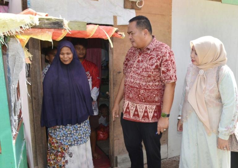 Wali Kota Pariaman, Yota Balad didampingi istri kunjungi Gusnawita, warga yang dapat program satu rumah satu industri rumah tangga,, Jumat (20/6/2025). IST