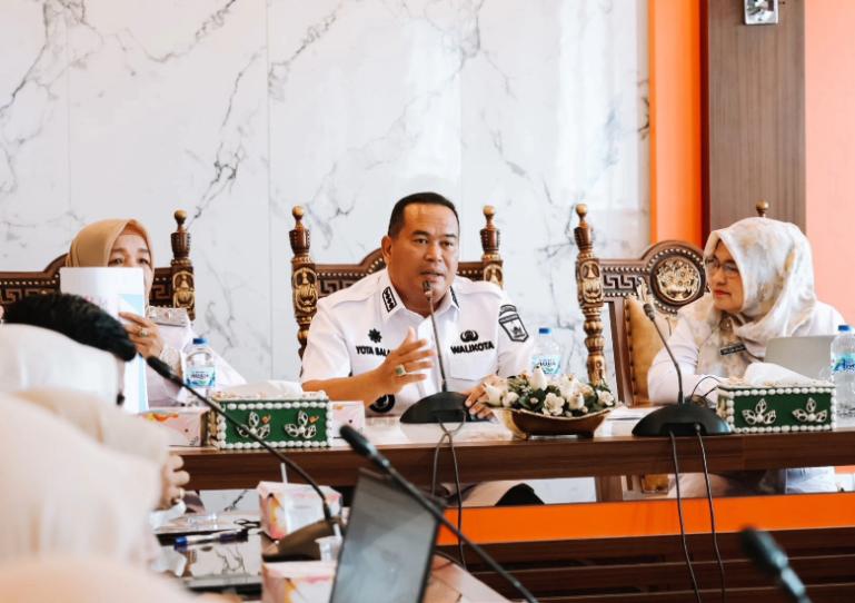 Wali Kota Pariaman Yota Balad rapat bersama BBPOM Padang untuk membuat tim terpadu pengawasan obat dan nakanan Kota, Rabu (18/6/2025). IST