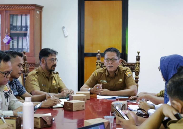 Asisten II Setko Pariaman, Elfis Candra pimpin rapat persiapan pelaksanaan Kejuaraan International Tenis Eksekutif Piala Wali Kota Pariaman, Selasa (3/6/2025). IST