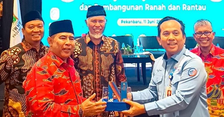 Dirut Bank Nagari Gusti Candra didampingi Gubernur Sumbar Mahyeldi Ansharullah menyerahkan cinderamata. IST