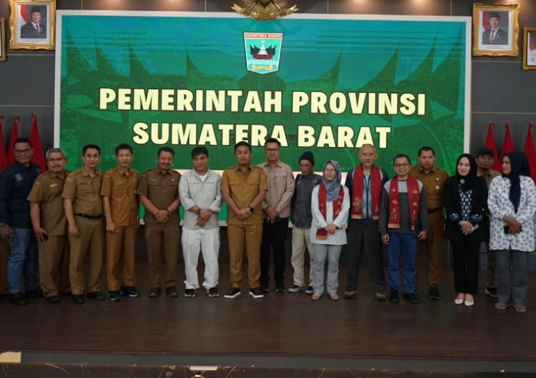 Wagub Sumbar, Vasko Ruseimy bersama peserta rapat verifikasi lapangan kawasan Geopark Nasional Sianok-Maninjau dan Silokek, di Auditorium Gubernuran, Selasa (10/6/2025) siang. IST