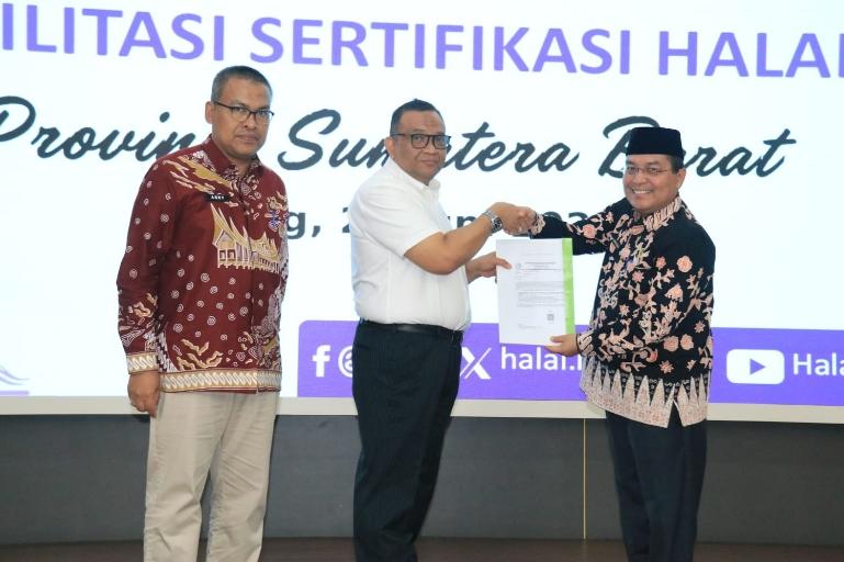 Wakil Kepala BPJPH, Afriansyah Noor bersama Kepala Kanwil Kemenag Sumbar, Mahyudin dan Sekprov Sumbar Arry Yuswandi. IST