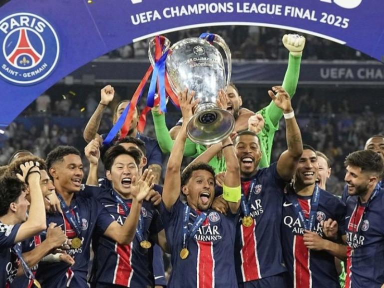 Pemain PSG merayakan kemenangan dengan mengangkat Piala Liga Champions setelah kalahkan Inter Milan di laga final Sabtu (31/5/2025) malam waktu. IST