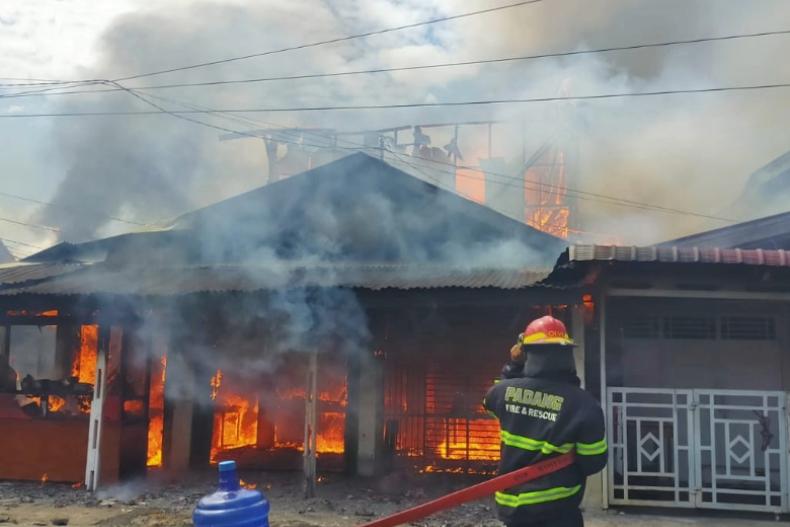 Petugas Damkar Padang berusaha memadamkan api yang membakar satu unit rumah makan yang ada di Kelurahan Surau Gadang, Nanggalo, Padang, Sabtu siang (21/6/2025). IST