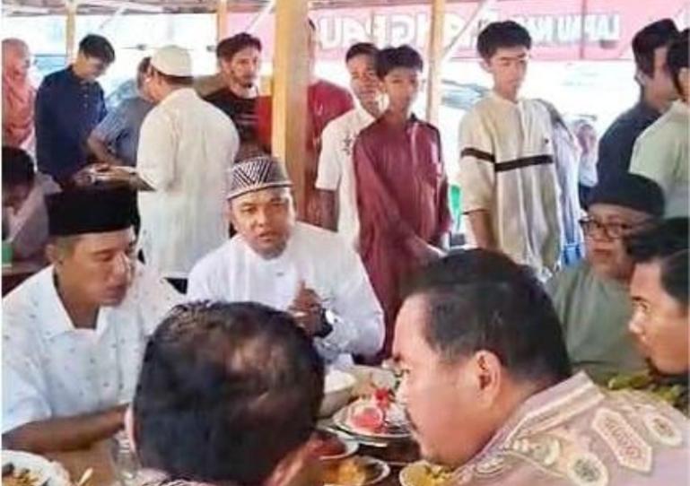 Wali Kota Pariaman, Yota Balad bersama owner Rumah Makan 