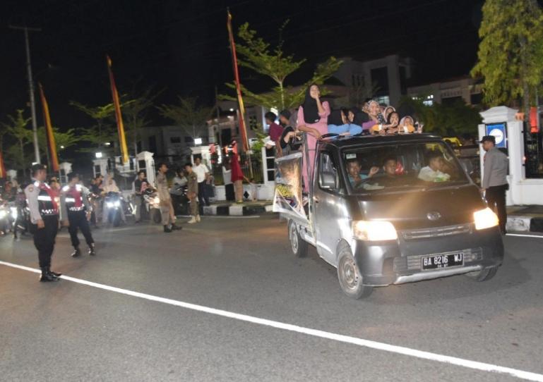 Rangkaian kendaraan keluar dari halaman Balaikota Pariaman untuk takbiran keliling sambut datangnya Idul Adha, Kamis malam (5/6/2025). IST
