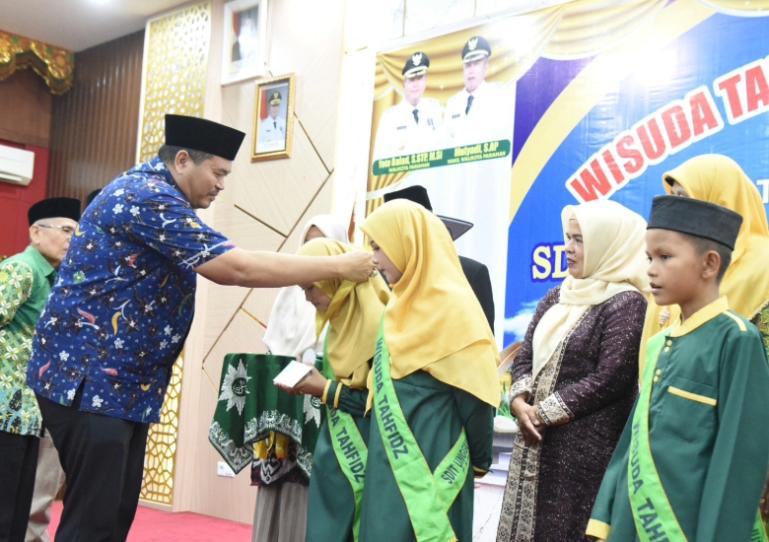 Wali Kota Pariaman Yota Balad berikan pasangkan tanda kelulusan pada salah satu siswa SDIT Unggulan Aisyiyah Pariaman yang wisuda Tahfidz dan Akhirussanah, Sabtu (31/5/2025). IST