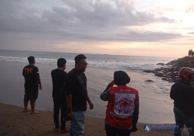 Tim SAR gabungan bersama warga mencari seorang pria yang hanyut di Pantai, dekat Jalan Koto Marapak, Kota Padang, pada Selasa (3/6/2025).  (dok : arunala.com)