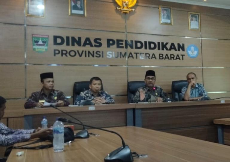 Kepala Dinas Pendidikan Sumbar, Barlius, jelaskan proses SPMB online tahun ajaran 2025/2026 untuk SMA/SMK di Sumbar di Padang, Kamis (19/6/2025). IST