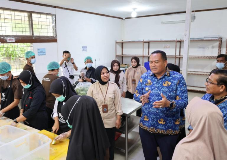 Wali Kota Yota Balad meninjau kondisi dapur MBG yang ada di Kelurahan Alai Gelombang, Kecamatan Pariaman Tengah Kota Pariaman, Selasa (17/6/2025). IST