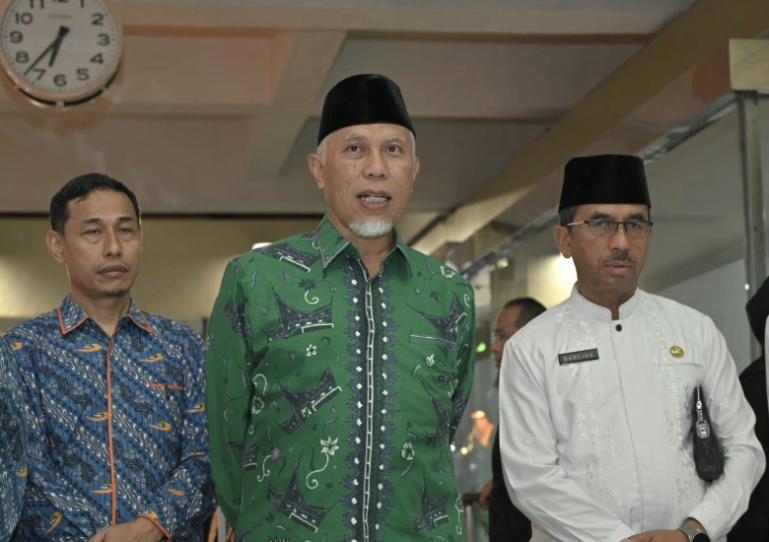 Gubernur Sumbar, Mahyeldi didampingi Kepala Dinas Pendidikan Sumbar, Barlius saat beri keterangan seusai dapat penghargaan dari  Kemendikdasmen. IST