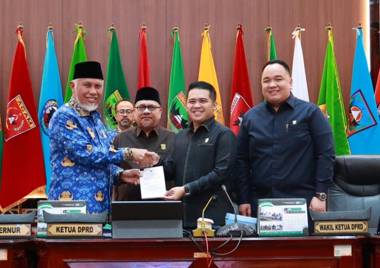 Wakil Ketua DPRD Sumbar, M Iqra Chissa Putra menerima dukumen jawaban Pemprov Sumbar terkait pengelolaan keuangan daerah 2024 dari Gubernur Mahyeldi, Selasa (17/6/2025). IST