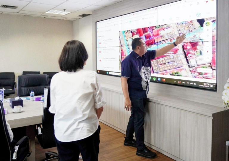 Wali Kota Pariaman Yota Balad  paparkan rencana pembangunan yang dibuat pemkonya kepada Dirjen Prasarana Strategis Kementerian Pekerjaan Umum (PU) RI, Maulidya Indah Junica, di Jakarta, Senin (23/6/2025). IST