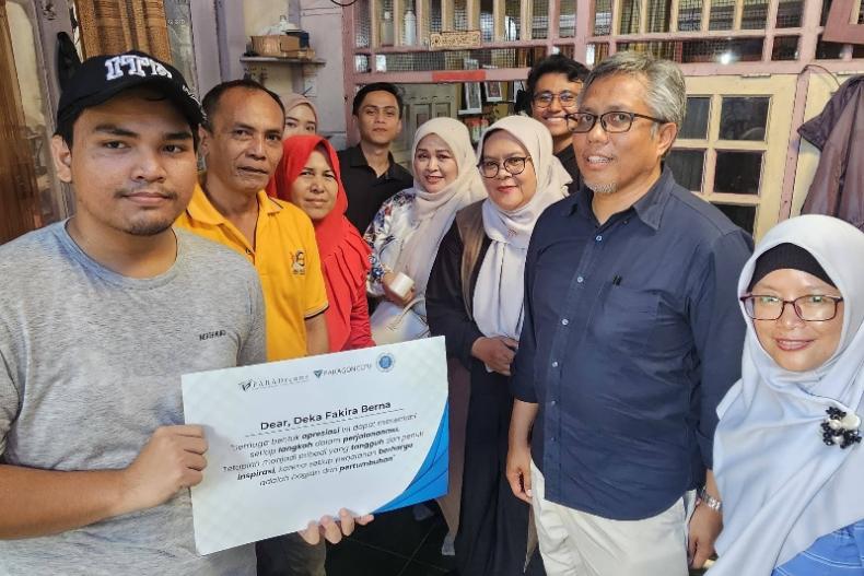 Rektor ITB, Prof Tatacipta Dirgantara kunjungi Deka Fakira Berna, satu dari tiga siswa Sumbar yang diterima di ITB yang lulus di jalur prestasi, Sabtu (7/6/2025). (dok : ITB)