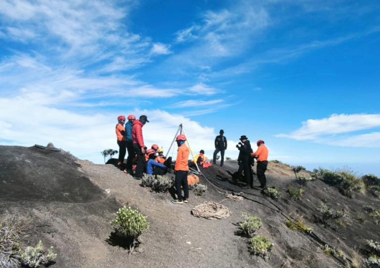 Tim penyelamat lakukan persiapan evakuasi terhadap pendaki wanita asal Brazil yang jatuh di jurang dekat Danau Segara Anakm Gunung Rinjani. IST